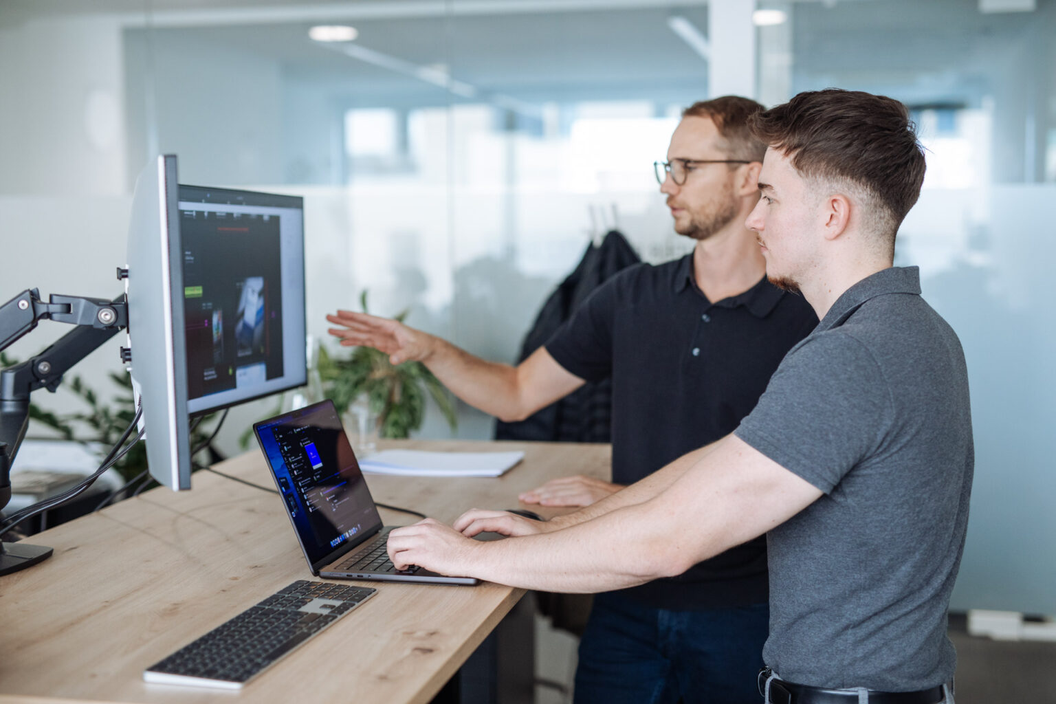 Mitarbeiter in einer Besprechung in einem modernen Büro in der Webdesign Agentur SuS.digital in Wels